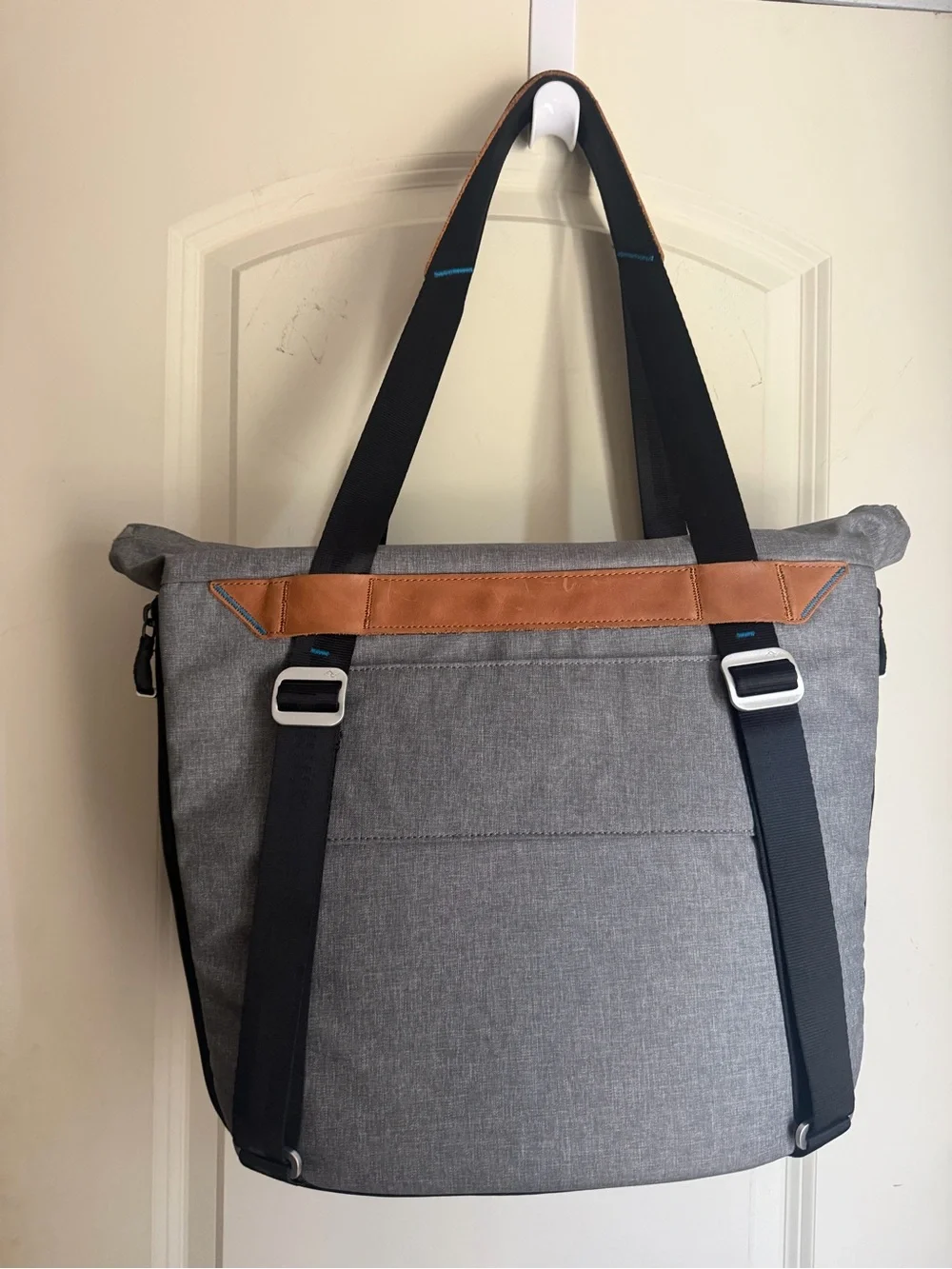 Peak Design stylish grey